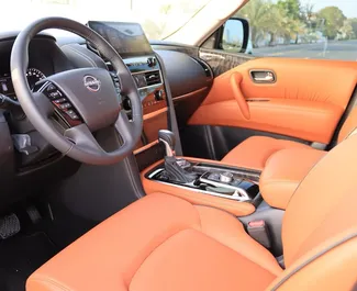 Vooraanzicht van een huurauto Nissan Patrol in Dubai, Verenigde Arabische Emiraten ✓ Auto #13622. ✓ Transmissie Automatisch TM ✓ 0 beoordelingen.
