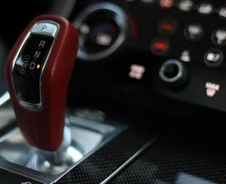 Land Rover Range Rover Sport SVR 2021 met Aandrijving op alle wielen systeem, beschikbaar in Dubai.