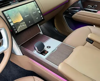 Interieur van Land Rover Range Rover te huur in de VAE. Een geweldige auto met 5 zitplaatsen en een Automatisch transmissie.
