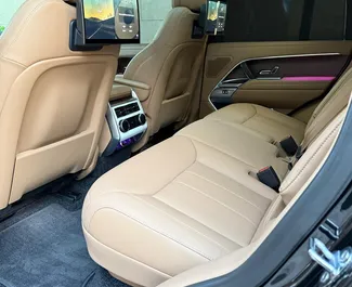 Interieur van Land Rover Range Rover te huur in de VAE. Een geweldige auto met 5 zitplaatsen en een Automatisch transmissie.