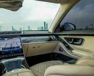 Mercedes-Benz S580 e 2021 beschikbaar voor verhuur in Dubai, met een kilometerlimiet van onbeperkt.
