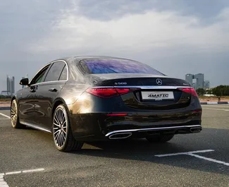 Benzine motor van 4,0L van Mercedes-Benz S580 e 2021 te huur in Dubai.