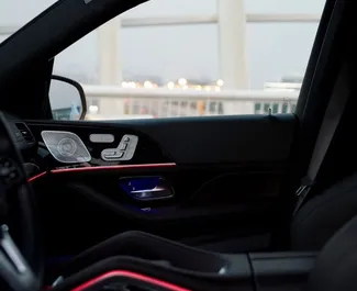 Interieur van Mercedes-Benz GLS-Class te huur in de VAE. Een geweldige auto met 7 zitplaatsen en een Automatisch transmissie.