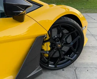 Benzine motor van 6,0L van Lamborghini Aventador 2024 te huur in Dubai.