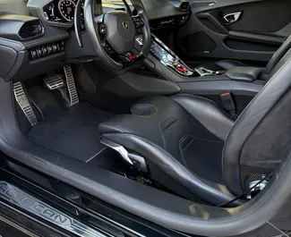Lamborghini Huracan 2020 beschikbaar voor verhuur in Dubai, met een kilometerlimiet van onbeperkt.