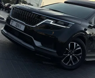 Verhuur Kia Carnival. Comfort, Crossover, Minivan Auto te huur in de VAE ✓ Borg van Borg van 2500 AED ✓ Verzekeringsmogelijkheden TPL.