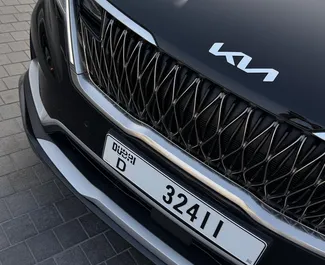 Vooraanzicht van een huurauto Kia Carnival in Dubai, Verenigde Arabische Emiraten ✓ Auto #13596. ✓ Transmissie Automatisch TM ✓ 0 beoordelingen.