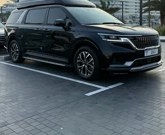 Interieur van Kia Carnival te huur in de VAE. Een geweldige auto met 5 zitplaatsen en een Automatisch transmissie.