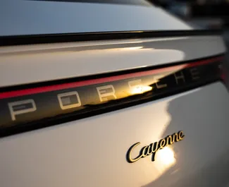 Benzine motor van 3,0L van Porsche Cayenne 2019 te huur in Dubai.