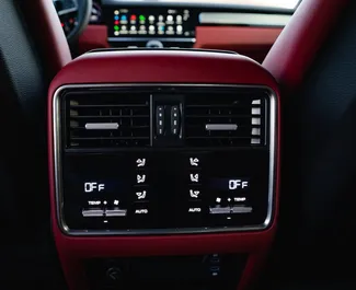 Porsche Cayenne 2019 beschikbaar voor verhuur in Dubai, met een kilometerlimiet van onbeperkt.