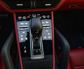 Interieur van Porsche Cayenne te huur in de VAE. Een geweldige auto met 5 zitplaatsen en een Automatisch transmissie.