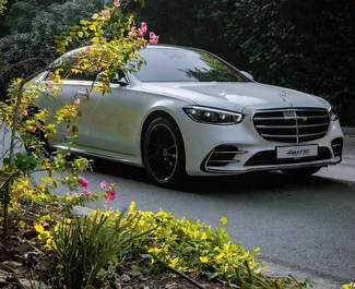 Verhuur Mercedes-Benz S500. Premium, Luxe Auto te huur in de VAE ✓ Borg van Borg van 2500 AED ✓ Verzekeringsmogelijkheden TPL.