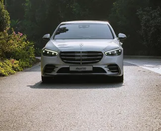 Vooraanzicht van een huurauto Mercedes-Benz S500 in Dubai, Verenigde Arabische Emiraten ✓ Auto #13612. ✓ Transmissie Automatisch TM ✓ 0 beoordelingen.