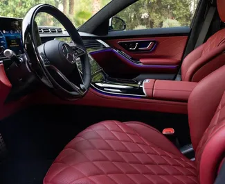 Mercedes-Benz S500 2021 beschikbaar voor verhuur in Dubai, met een kilometerlimiet van onbeperkt.