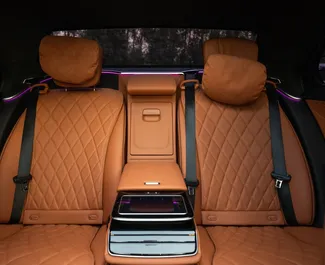 Interieur van Mercedes-Benz S500 te huur in de VAE. Een geweldige auto met 5 zitplaatsen en een Automatisch transmissie.