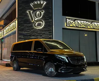 Vooraanzicht van een huurauto Mercedes-Benz Viano in Dubai, Verenigde Arabische Emiraten ✓ Auto #13617. ✓ Transmissie Automatisch TM ✓ 0 beoordelingen.