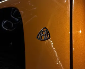 Benzine motor van 2,0L van Mercedes-Benz Viano 2024 te huur in Dubai.