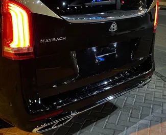 Mercedes-Benz Viano 2024 beschikbaar voor verhuur in Dubai, met een kilometerlimiet van onbeperkt.
