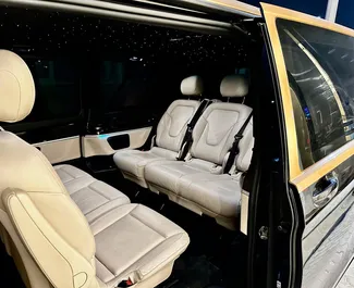 Interieur van Mercedes-Benz Viano te huur in de VAE. Een geweldige auto met 7 zitplaatsen en een Automatisch transmissie.