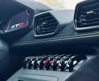 Interieur van Lamborghini Huracan STO te huur in de VAE. Een geweldige auto met 2 zitplaatsen en een Automatisch transmissie.