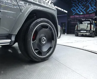 Interieur van Mercedes-Benz G63 te huur in de VAE. Een geweldige auto met 5 zitplaatsen en een Automatisch transmissie.