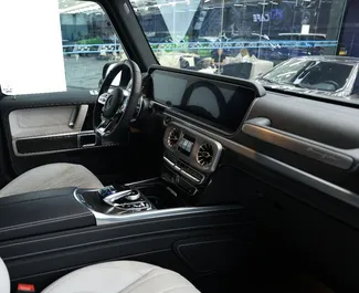 Mercedes-Benz G63 2024 beschikbaar voor verhuur in Dubai, met een kilometerlimiet van onbeperkt.