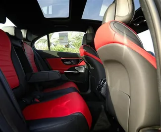 Interieur van Mercedes-Benz C200 te huur in de VAE. Een geweldige auto met 5 zitplaatsen en een Automatisch transmissie.