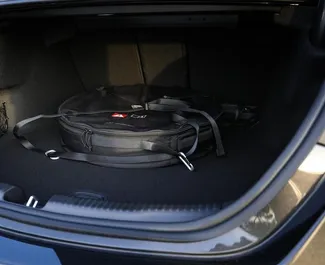 Mercedes-Benz C200 2024 met Aandrijving achteraan systeem, beschikbaar in Dubai.