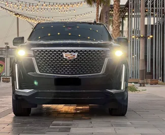 Vooraanzicht van een huurauto Cadillac Escalade in Dubai, Verenigde Arabische Emiraten ✓ Auto #13584. ✓ Transmissie Automatisch TM ✓ 0 beoordelingen.