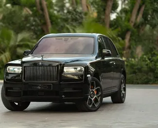 Verhuur Rolls-Royce Cullinan. Luxe, Crossover Auto te huur in de VAE ✓ Borg van Borg van 2500 AED ✓ Verzekeringsmogelijkheden TPL.