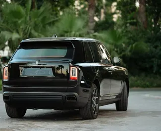 Vooraanzicht van een huurauto Rolls-Royce Cullinan in Dubai, Verenigde Arabische Emiraten ✓ Auto #13583. ✓ Transmissie Automatisch TM ✓ 0 beoordelingen.