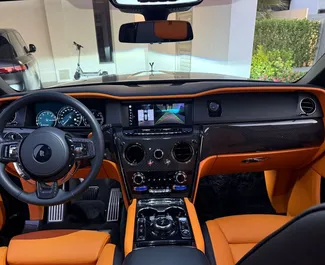 Autohuur Rolls-Royce Cullinan 2023 in in de VAE, met Benzine brandstof en 571 pk ➤ Vanaf 3600 AED per dag.