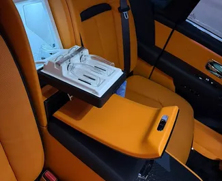 Benzine motor van 45,0L van Rolls-Royce Cullinan 2023 te huur in Dubai.