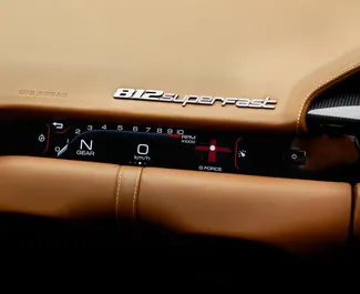 Verhuur Ferrari 812 Superfast. Luxe Auto te huur in de VAE ✓ Borg van Borg van 2500 AED ✓ Verzekeringsmogelijkheden TPL.