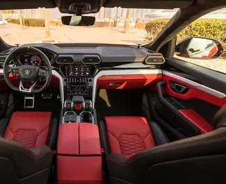Interieur van Lamborghini Urus te huur in de VAE. Een geweldige auto met 5 zitplaatsen en een Automatisch transmissie.