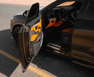 Benzine motor van 4,0L van Lamborghini Urus 2023 te huur in Dubai.