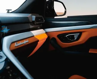Lamborghini Urus 2023 beschikbaar voor verhuur in Dubai, met een kilometerlimiet van onbeperkt.