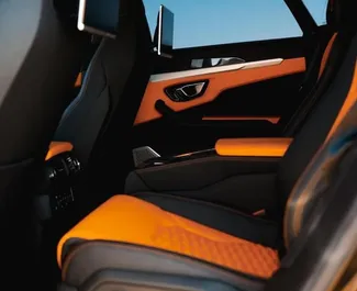 Interieur van Lamborghini Urus te huur in de VAE. Een geweldige auto met 5 zitplaatsen en een Automatisch transmissie.