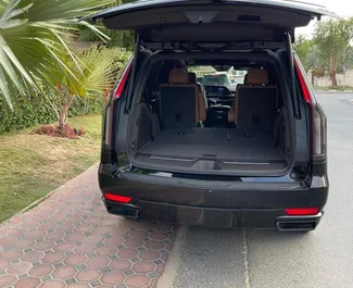 Autohuur Cadillac Escalade 2024 in in de VAE, met Benzine brandstof en 420 pk ➤ Vanaf 1050 AED per dag.