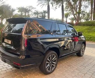 Verhuur Cadillac Escalade. Premium, Luxe, SUV Auto te huur in de VAE ✓ Borg van Borg van 2500 AED ✓ Verzekeringsmogelijkheden TPL.