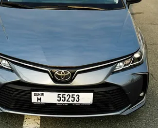 Interieur van Toyota Corolla Sedan te huur in de VAE. Een geweldige auto met 5 zitplaatsen en een Automatisch transmissie.