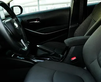 Benzine motor van 2,0L van Toyota Corolla Sedan 2025 te huur in Dubai.