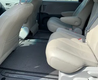 Toyota Sienna 2017 beschikbaar voor verhuur in Tbilisi, met een kilometerlimiet van onbeperkt.