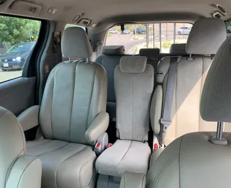 Interieur van Toyota Sienna te huur in Georgië. Een geweldige auto met 8 zitplaatsen en een Automatisch transmissie.