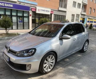 Vooraanzicht van een huurauto Volkswagen Golf 6 in Tirana, Albanië ✓ Auto #13930. ✓ Transmissie Automatisch TM ✓ 0 beoordelingen.