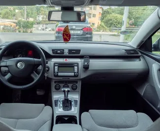 Interieur van Volkswagen Passat Variant te huur in Albanië. Een geweldige auto met 5 zitplaatsen en een Automatisch transmissie.