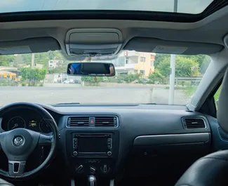 Autohuur Volkswagen Jetta 2015 in in Albanië, met Diesel brandstof en 120 pk ➤ Vanaf 15 EUR per dag.