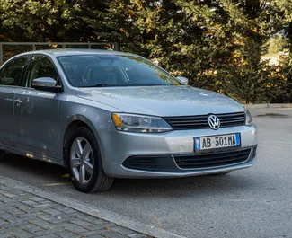 Vooraanzicht van een huurauto Volkswagen Jetta in Durrës, Albanië ✓ Auto #9697. ✓ Transmissie Automatisch TM ✓ 1 beoordelingen.