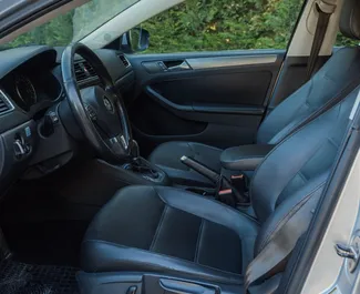 Verhuur Volkswagen Jetta. Economy, Comfort Auto te huur in Albanië ✓ Borg van Zonder Borg ✓ Verzekeringsmogelijkheden TPL.