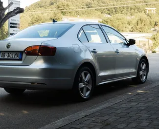 Volkswagen Jetta 2015 beschikbaar voor verhuur in Durrës, met een kilometerlimiet van onbeperkt.